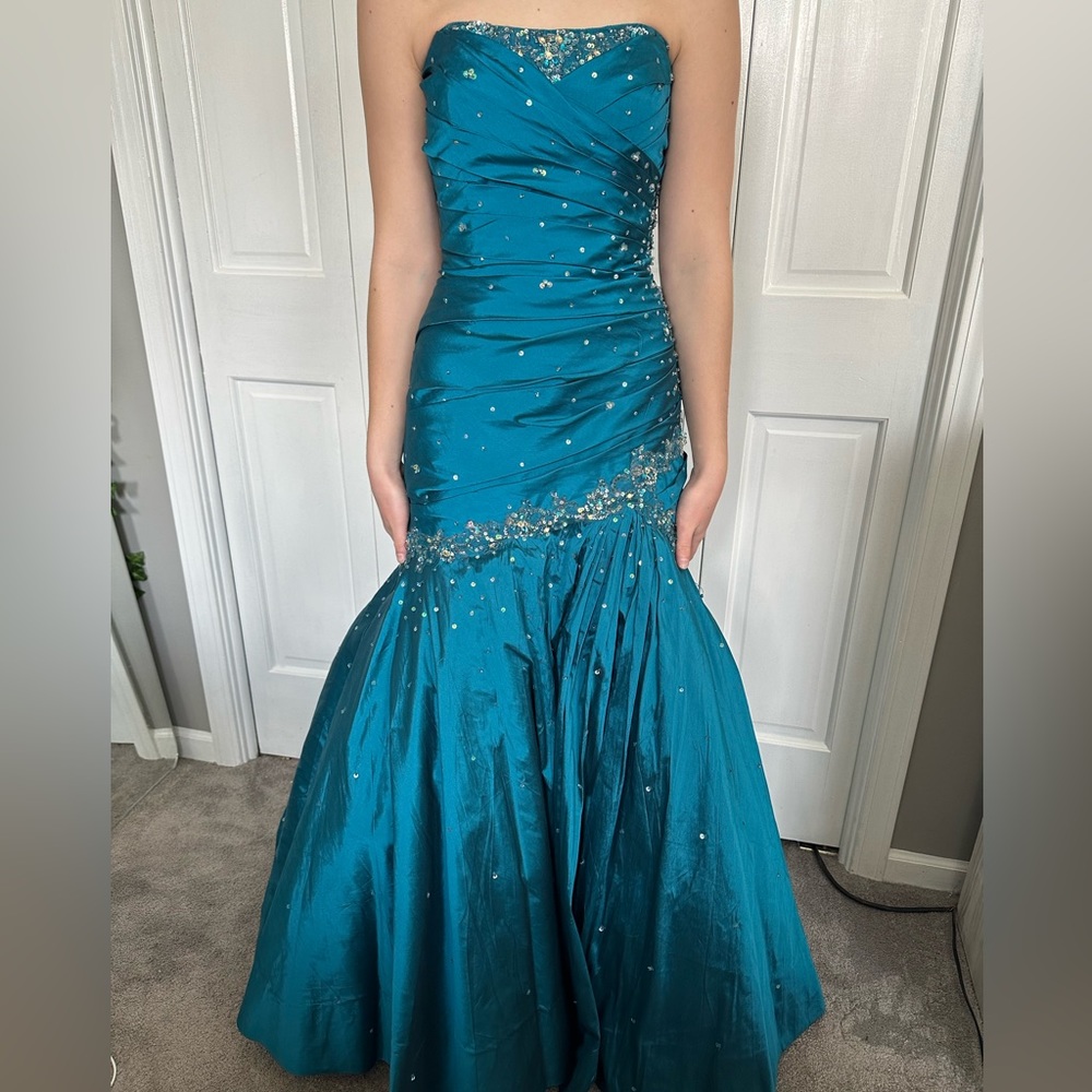 Stunning teal mermaid prom dress with sequins, size 5/6 by Mori Lee